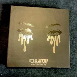 Kylie Cosmetics 9 Pan Burgundy Eyeshadow Palette.